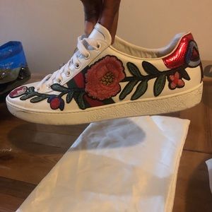 ACE Gucci sneakers with flower embroidery